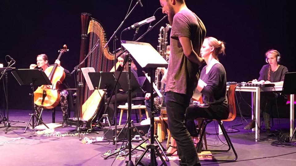 „Helm auf“ mit dem Ensemble Adapter: Finn-Ole Heinrich am Mikro, dahinter Harfe und Cello. Foto: Dita Zipfel.