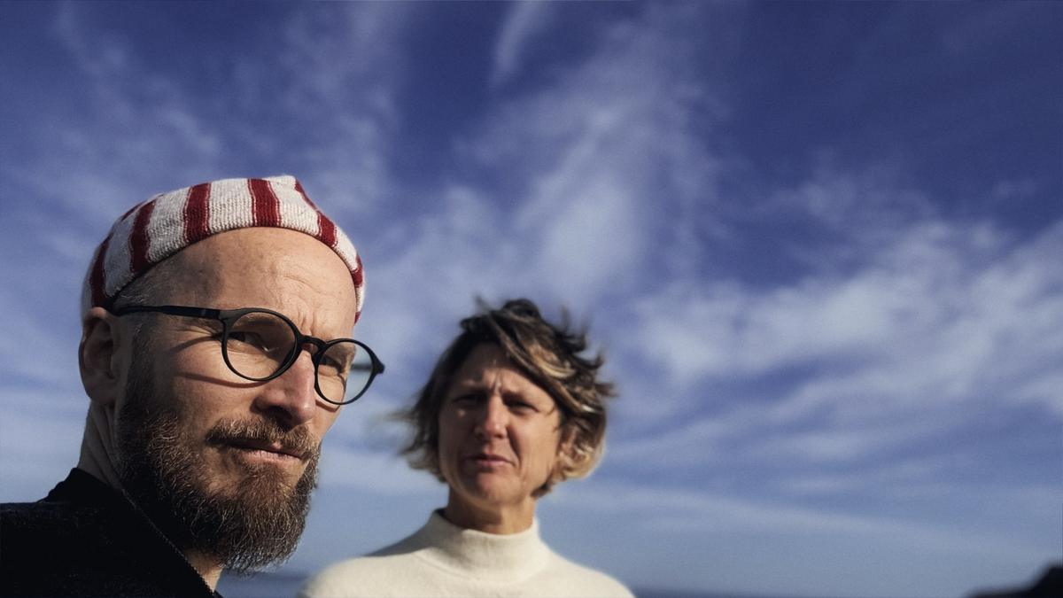 Finn-Ole Heinrich mit gestreifter Mütze vorn, Dita Zipfel klein dahinter, über ihnen viel Himmel. Foto: Finn-Ole Heinrich.