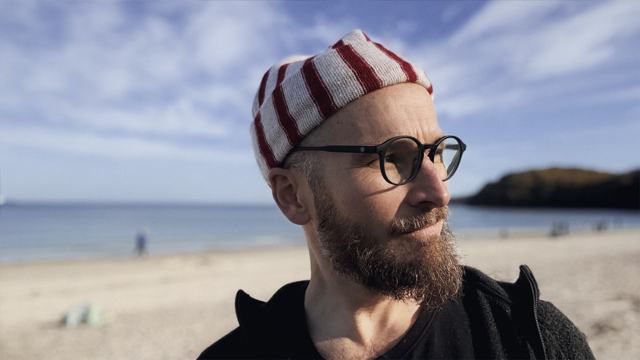 Finn-Ole Heinrich im Profil am Strand