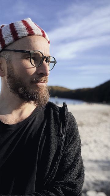 Finn-Ole Heinrich am Strand, Blick zur Seite