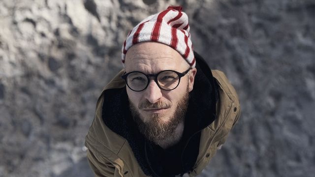 Finn-Ole Heinrich von oben fotografiert, im Sand