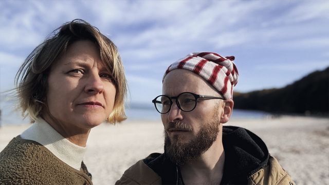 Dita Zipfel und Finn-Ole Heinrich am Strand vor der Steilküste