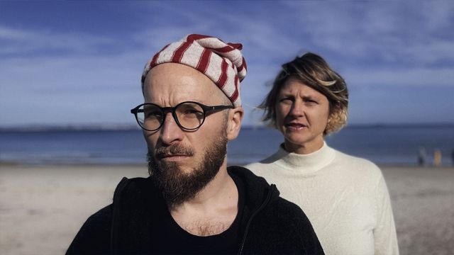 Finn-Ole Heinrich vorn, dahinter Dita Zipfel im weißen Pullover