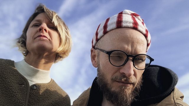 Dita Zipfel und Finn-Ole Heinrich von unten, Wolkenhimmel